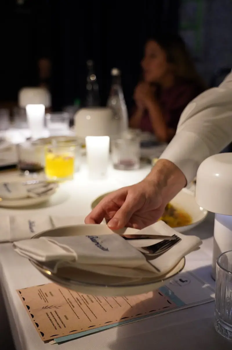 Palm & Plate moment